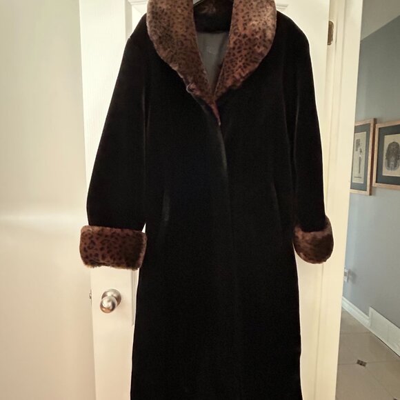 Long coat in premium faux fur. - Picture 1 of 6